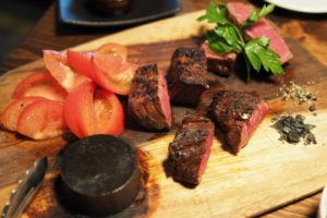 【初心者向き】キャンプでお肉を美味しく焼く方法おすすめ２つを徹底解説【キャンプ飯】